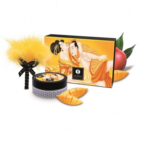 Ce mini coffret contient une poudre corporelle saveur mangue sans sucre ajouté et un plumeau assorti.Les 75 grammes de poudre